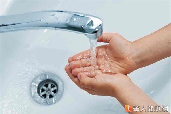 如廁後不洗手，可能將這些細菌轉移到口中。