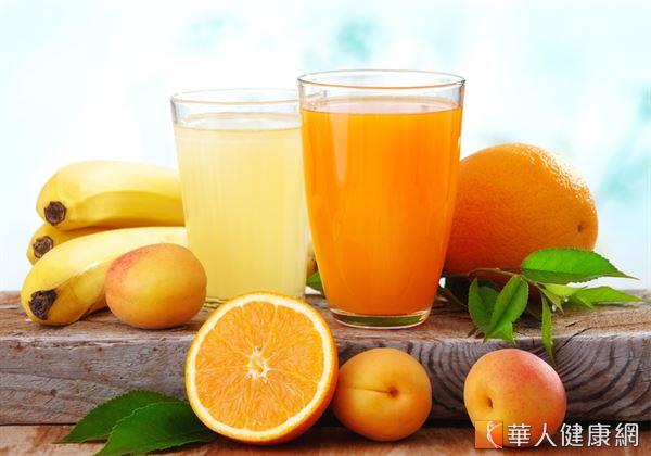 喝一瓶500ml的市售瓶裝柳橙汁，就相當於吃下10顆方糖，含糖量相當驚人。