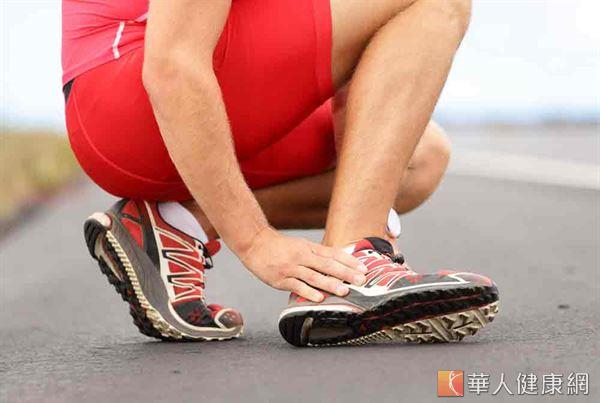 踩踏行走時，足跟會發生劇痛，甚至無法走路，原來是足底筋膜炎發作。
