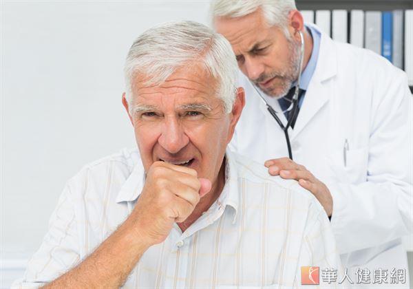 一名65歲的男性，乾咳逾2週，本認為是感冒不以為意，直到合併有輕微喘的症狀，才驚覺有異前往就醫。