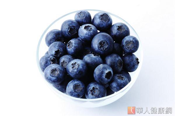 患有經前症候群的女性，可以適量食用藍莓等莓果類食物，改善體質。