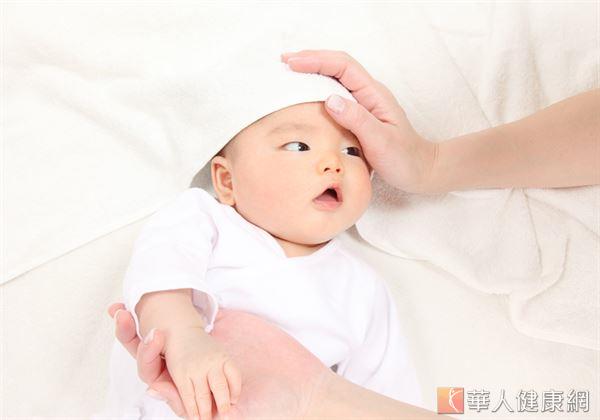 為了保暖並防指甲抓傷小臉，許多新生兒家長在照顧 嬰幼兒時，往往選擇會讓小寶貝戴上嬰兒專用護手套加以防護。