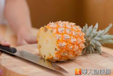 台灣鳳梨果實糖度高、酸度低的主要原因，主要是鮮食鳳梨品種改良的結果。