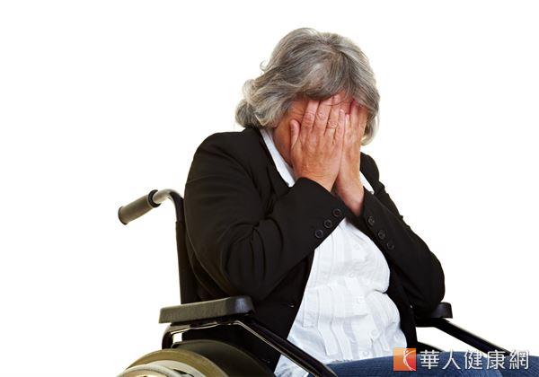 肢體癱瘓問題，不僅影響其行動能力，在長期使用輪椅、缺乏適度運動的狀況下，也易使下肢水腫、肥胖等問題找上身。