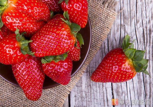 草莓等高單價的蔬果，由於售價高。栽種者為避免其病蟲害導致產量減少，或影響賣相使售價降低，往往會選擇使用較多的農藥來維持產量與蔬果外觀。