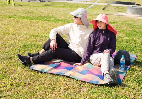 為避免紫外線的傷害,外出時應做好防曬全副裝,適度配戴遮陽帽、穿著防曬衣物。