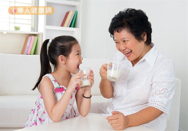 牛奶中鈣、磷比例適當，乳糖成分易被被腸道細胞分解，有利於鈣質的吸收。