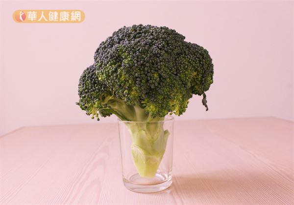 外觀呈現黃綠色、深綠色的蔬果中,包括:菠菜、玉米、芥菜、甘藍、綠花椰菜、金盞花等,大多有葉黃素的存在,適度食用對於視力維護都有不錯的加分效果。