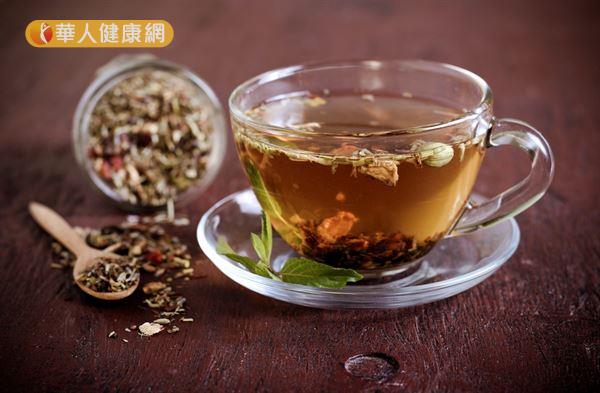 使用不可食用的花草原料製成的花草茶含有大量農藥，對健康危害甚大。