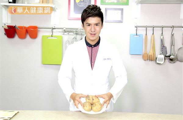 中國醫藥大學營養系黃韋堯營養師，教我們如何挑選馬鈴薯。（攝影／江旻駿）