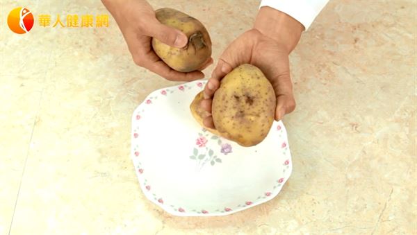 挑選時，注意馬鈴薯的芽眼，是否有冒出芽頭，如有此種不能選購。（攝影／江旻駿）