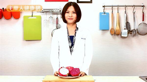 中國醫藥大學營養系陳怡娟營養師，教我們如何挑選火龍果。（攝影／羅德育）