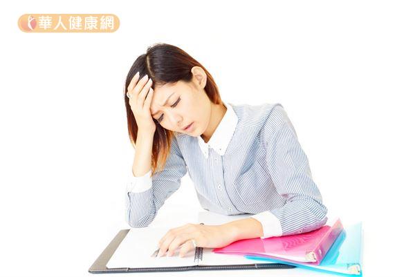 許多女性在每個月的生理期之前，都會出現頭痛症狀，甚至影響正常工作。