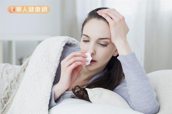 台灣氣候環境潮濕，容易滋生塵蟎、黴菌等過敏原，加上空氣污染，造成罹患過敏性鼻炎的患者有增加的趨勢。