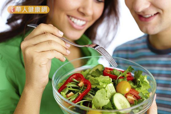 傳統中醫養生之道認為，食用深綠色蔬菜，有助調理肝臟功能，促進肝臟正常運作。