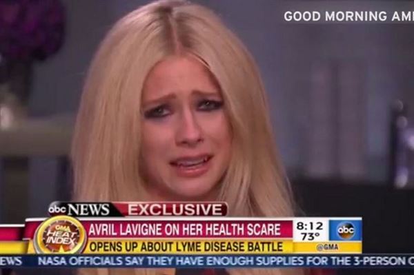 艾薇兒接受電視專訪分享對抗萊姆病的經過，不禁難過大哭。（圖片／取材自《鏡報》Mirror）