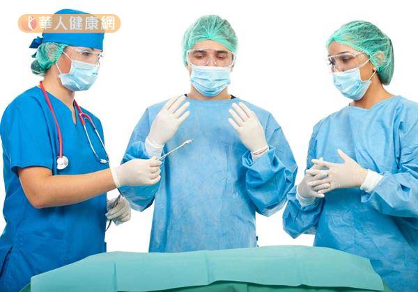 八仙塵爆事件，除了讓大家開始重視大規模活動意外的嚴重性外，更顯示出台灣醫界在整型外科專科醫師人力上正面臨嚴重不足的狀態！