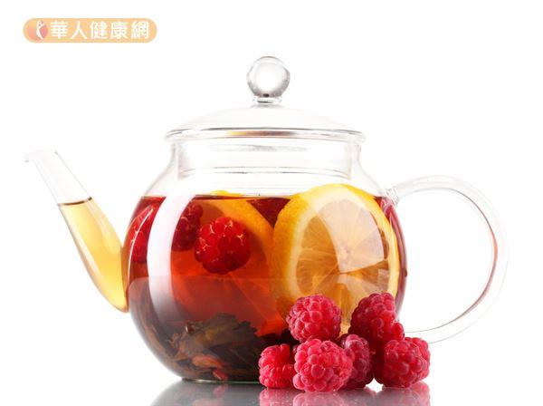 癌友喝紅茶時若想加糖，可將紅茶茶葉與甘草一起熬煮，就能享用一杯無糖卻香甜的紅茶！