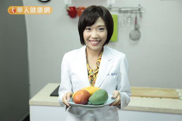 中國醫藥大學營養系鄭師嘉營養師，教我們如何挑選「芒果」。（攝影／江旻駿）