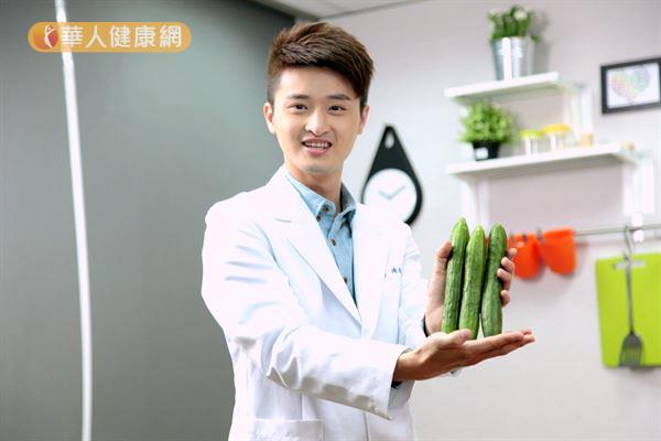 中國醫藥大學營養系陳柏鈞營養師，教我們如何挑選「小黃瓜」。（攝影／江旻駿）