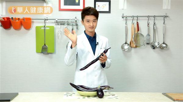中國醫藥大學營養系陳柏鈞營養師，教我們如何挑選「茄子」。（攝影／江旻駿）