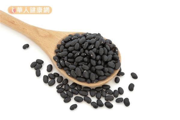 黑豆有「豆中之王」的美稱，含有豐富營養素和膳食纖維，有助降血壓、維護腸道健康。