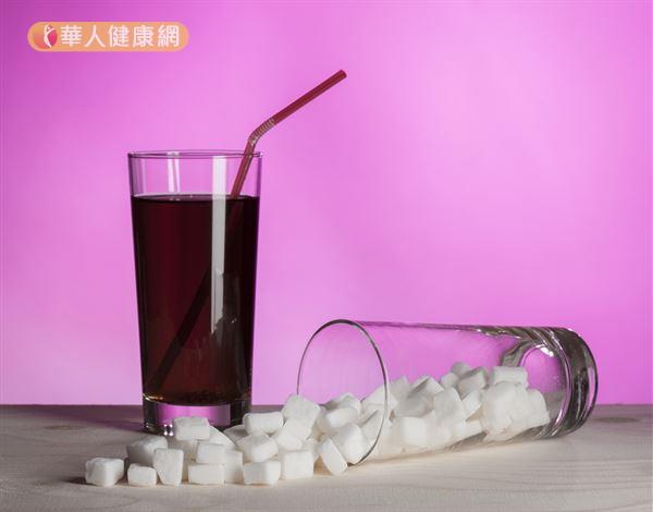 世界衛生組織（WHO）建議，每人每日游離糖攝取量降低至攝取總熱量5％，但市售含糖飲料的熱量高，常常一杯下肚就超標。