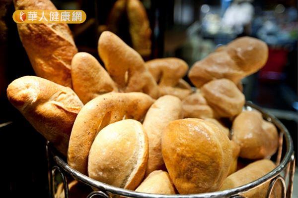 麵包保鮮的原理沒有想像得複雜，只要確實降低微生物生長因子、密封裝袋保存完善，麵包無需加防腐劑。