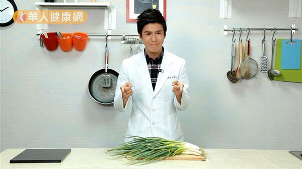 中國醫藥大學營養系黃韋堯營養師，教我們如何挑選「青蔥」。（攝影／江旻駿）