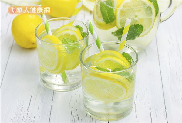 檸檬水最好用常溫40度水沖泡，一大片帶皮檸檬泡一壺約800C.C左右即可。