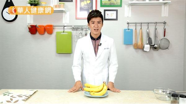 中國醫藥大學營養系黃韋堯營養師，教我們如何挑選「香蕉」。（攝影／江旻駿）