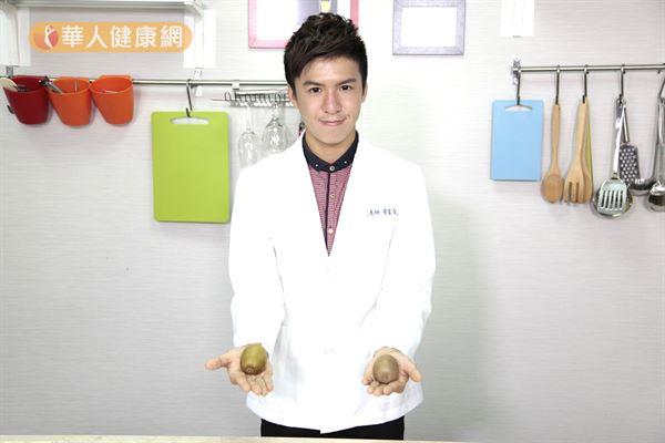 中國醫藥大學營養系黃韋堯營養師，教我們如何挑選「奇異果」。（攝影／江旻駿）