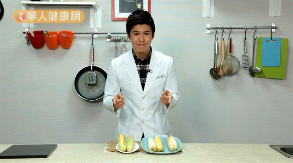 中國醫藥大學營養系黃韋堯營養師，教我們如何挑選「玉米」。（攝影／江旻駿）