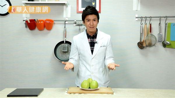 中國醫藥大學營養系黃韋堯營養師，教我們如何挑選「芭樂」。（攝影／江旻駿）