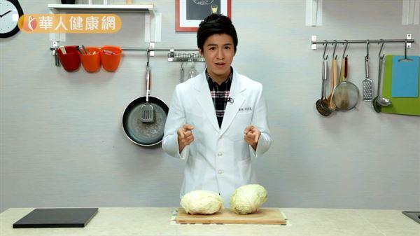 中國醫藥大學營養系黃韋堯營養師，教我們如何挑選「高麗菜」。（攝影／江旻駿）