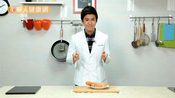 中國醫藥大學營養系黃韋堯營養師，教我們如何挑選「胡蘿蔔」。（攝影／江旻駿）
