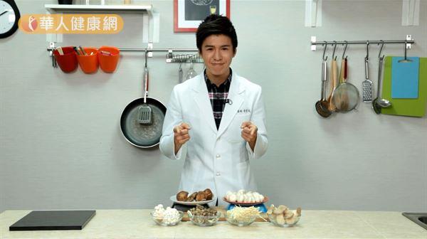 中國醫藥大學營養系黃韋堯營養師，教我們如何挑選「菇類」。（攝影／江旻駿）