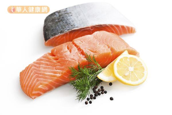 地中海居民常吃鮭魚、鮪魚等深海魚類，攝取不飽和脂肪酸和蛋白質。