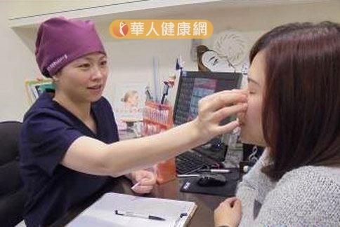 醫師黃雯琪（左）表示，若要解決單眼皮無神問題，手術是最直接的方式。（攝影／記者張世傑）