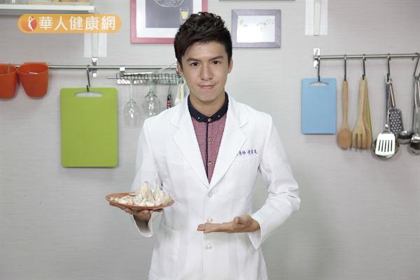 中國醫藥大學營養系黃韋堯營養師，教我們如何挑選「大蒜」。（攝影／江旻駿）