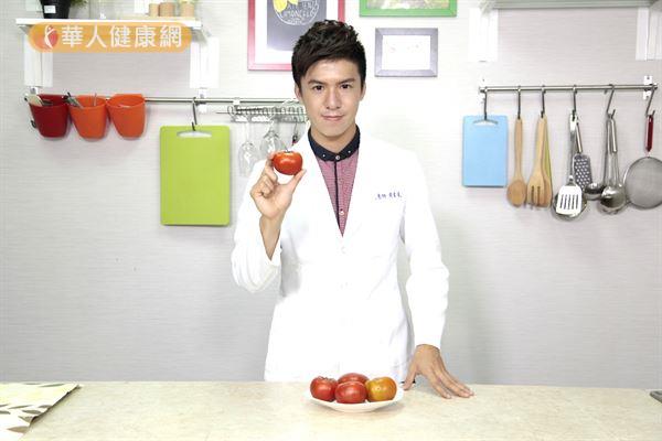 中國醫藥大學營養系黃韋堯營養師，教我們如何挑選「牛番茄」。（攝影／江旻駿）