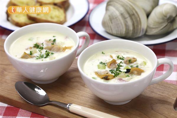 蛤蜊含有豐富的鐵質，有助增強免疫力，民眾可以自製蛤蜊巧達湯，喝進美味與健康。