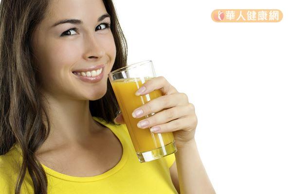 研究發現，適量攝取柳橙汁，有助提神醒腦、集中注意力。