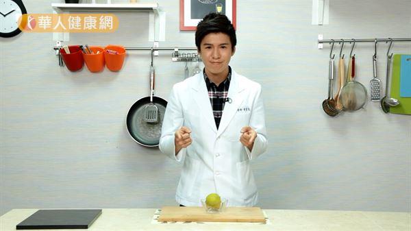 中國醫藥大學營養系黃韋堯營養師，教我們如何挑選「檸檬」。（攝影／江旻駿）