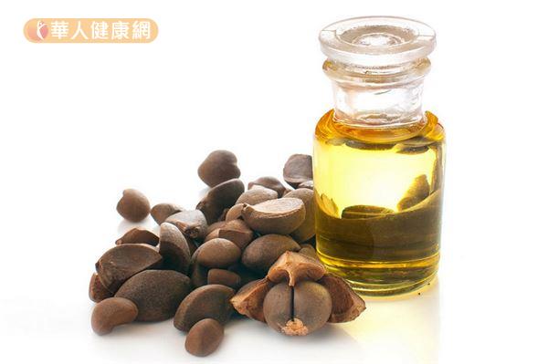 中醫師陳萬慶表示，質純溫和的第一道初榨油很適合作為飲用油，每天早上空腹生飲1小杯，主要可以保護腸道。