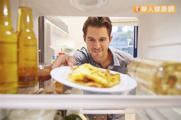許多民眾都有「清冰箱」吃隔夜菜的習慣，但是長期食用剩菜和久置冰箱的食物，不利於肝臟健康。