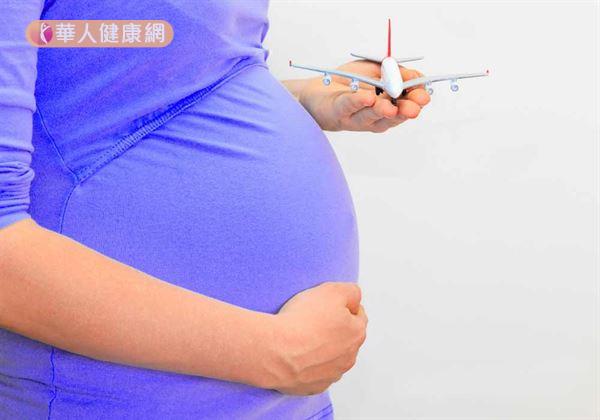 近日懷孕36周的婦人在飛機上產女一事引發爭議，姑且不論是否與蓄意取得美國綠卡有關，基於健康安全的角度，婦女懷孕期間究竟能不能搭機出遊？