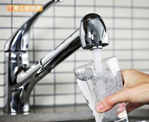 長庚毒物科團隊表示，民眾的飲用水於晚上取，可能暴露的鉛傷害比白天的水較低。