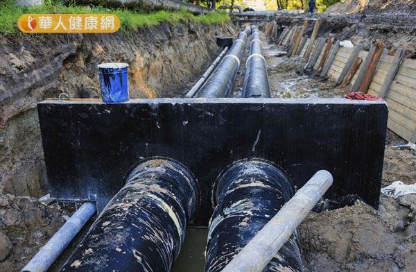 台灣是以不鏽鋼管汰換鉛管，初步研究發現，不鏽鋼與鉛的連結，同樣會加速鉛的溶解。