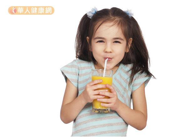 國外研究顯示，女孩攝取過多含糖飲料，恐會導致初經提前報到。